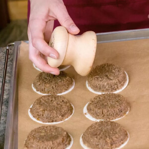 Lebkuchenglocke | Das Original | Lebkuchenformer Basis-Set 7 cm | inkl. Back-Oblaten | idealer Helfer zum Backen von perfekten Lebkuchen, Makronen und Plätzchen