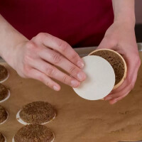 Lebkuchenglocke | Das Original | Lebkuchenformer Set 5 cm | inkl. glutenfreie Backoblaten | idealer Helfer zum backen von perfekten Lebkuchen, Makronen und Plätzchen