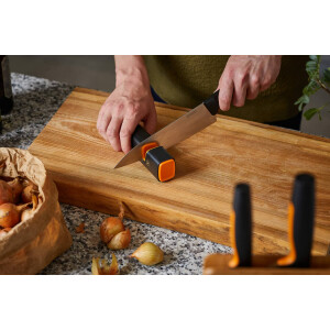 Fiskars Messerschärfer für scharfe Messerklingen aus Stahl, Keramikschleifstein, Edge, Roll-Sharp, Schwarz/Orange, 1003098