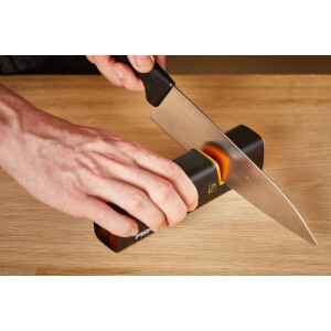 Fiskars Messerschärfer für scharfe Messerklingen aus Stahl, Keramikschleifstein, Edge, Roll-Sharp, Schwarz/Orange, 1003098