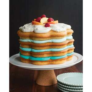 Nordic Ware Celebrations Layer Cake Pans | 2-teiliges Backformen-Set aus Aluminium | Runde Kuchenformen mit gewelltem Rand, Ø 23,5 cm, Antihaftbeschichtung, rot