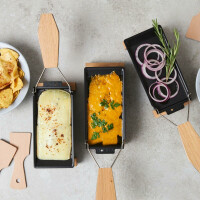 Boska Raclette 2 Personen Oslo - Mini raclette für Zwei Teelichter - Charakteristisch Holz mit Spachtel [Verleih Leckereien mit Geschmolzenem Käse oder Gegrilltem Gemüse] [Antihaftbeschichtung]