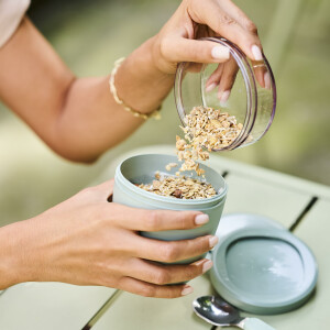 Mepal - Lunch set Ellipse - Müslibecher und Trinkflasche - Joghurtbecher to go - Unterteilung für Joghurt & Müsli - Wiederbefüllbare Trinkflasche - 1.2 ml - Nordic sage